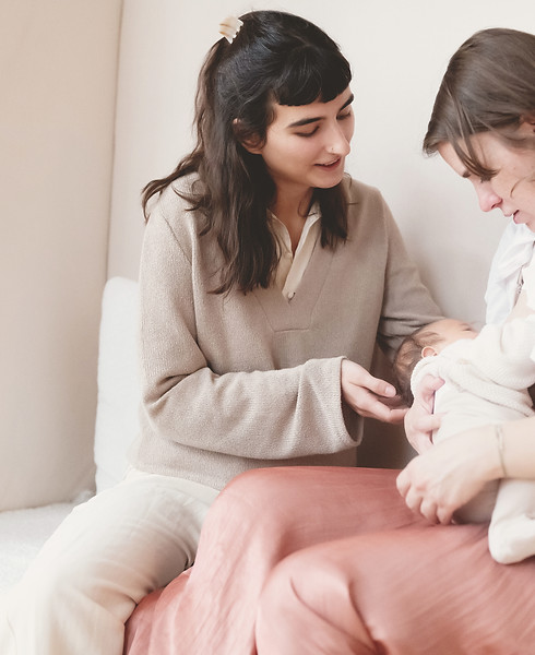 Doula Léa und eine junge Mama mit ihrem Baby im Gespräch