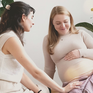 Doula Léa sitzt einer Schwangeren Frau gegenüber