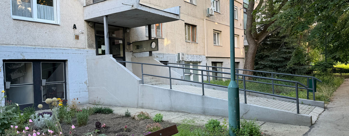 Világos, háromszobás erkélyes lakás Gyula csendes részén