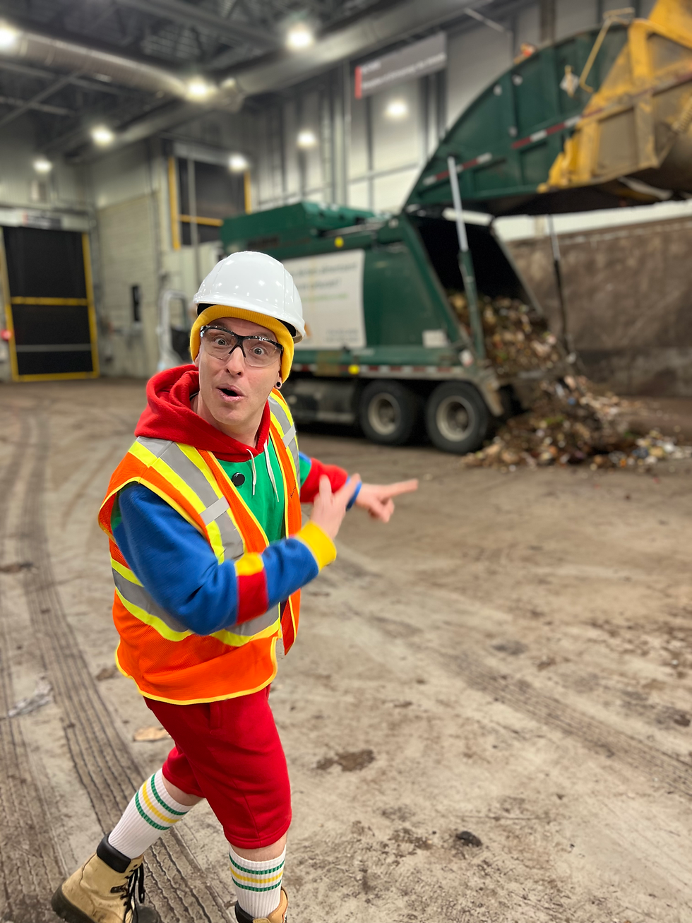 Djouby devant un camion du centre de compostage de la Ville de Montréal