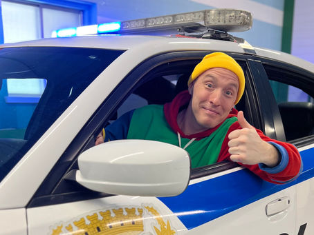 Djouby dans la voiture de police du Musée pour enfants Le P"tit monde des grands