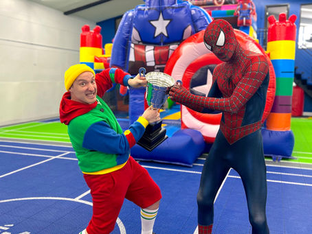 Djouby affronte Spiderman pour remporter le Trophée du Club Récréaction.