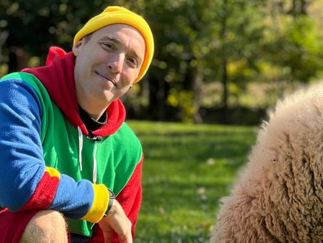 Djouby au parc Maisonneuve avec un mouton des Biquettes