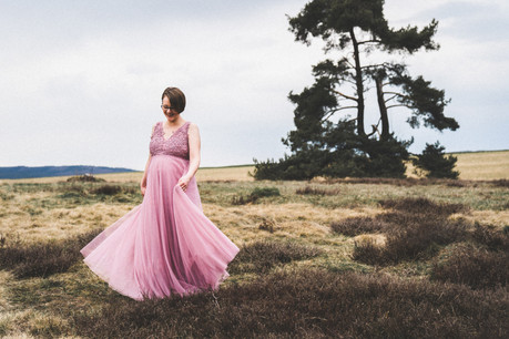 Tanzend in einem Kleid – Schwangere Mama genießt den Moment