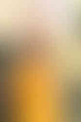 nniger Moment: Werdende Mutter berührt ihren Bauch und genießt die Vorfreude lacht