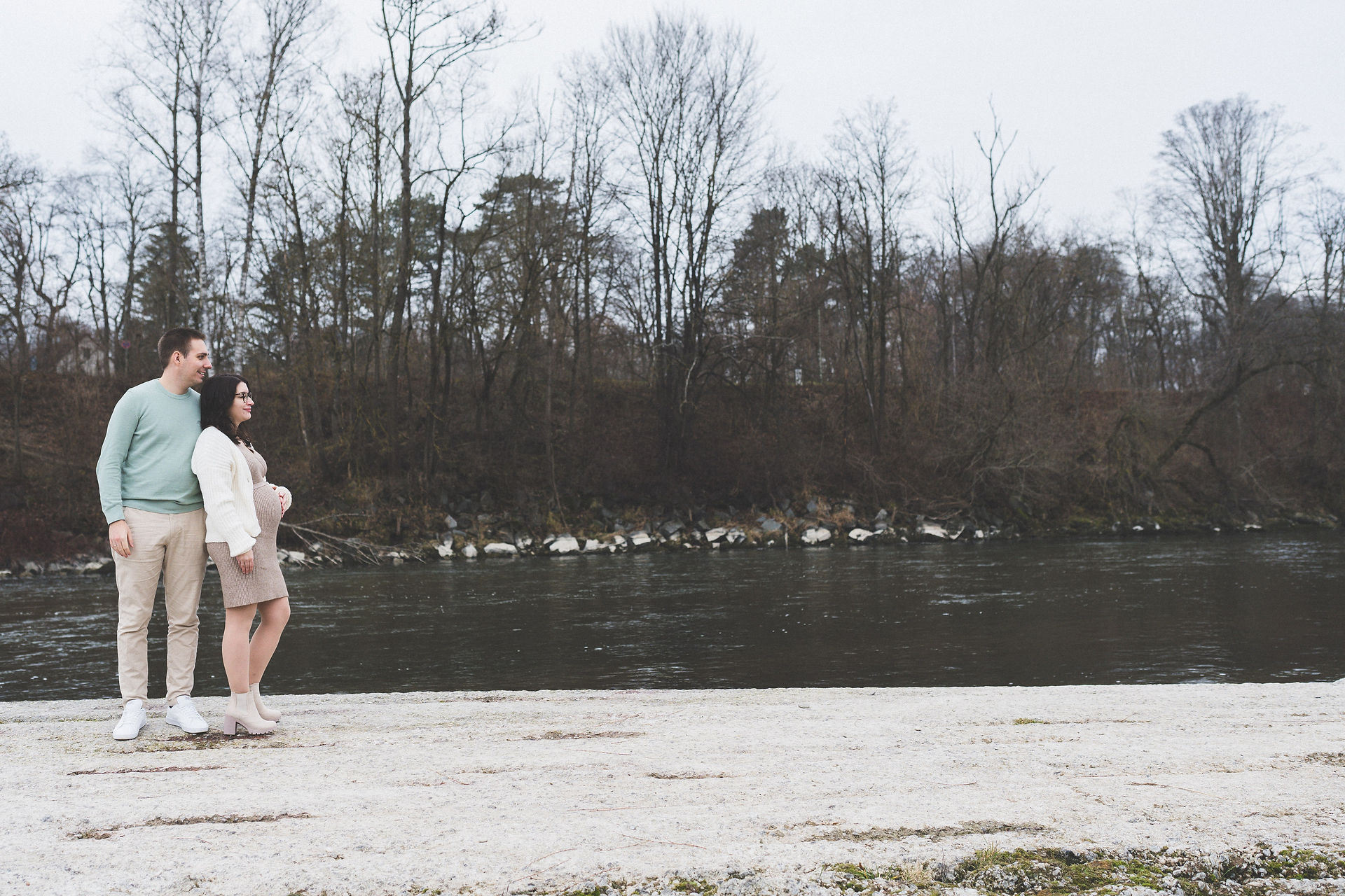 Schwangere Frau und Partner beim Spaziergang am See – liebevolle, natürliche Schwangerschaftsfotografie in Bayern