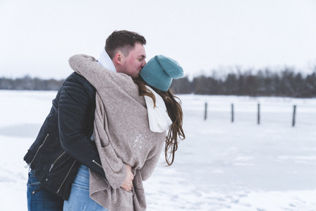 küssendes Paar am verschneiten See