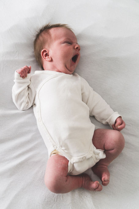 Authentische Wochenbettfotografie in Augsburg – Baby gähnt