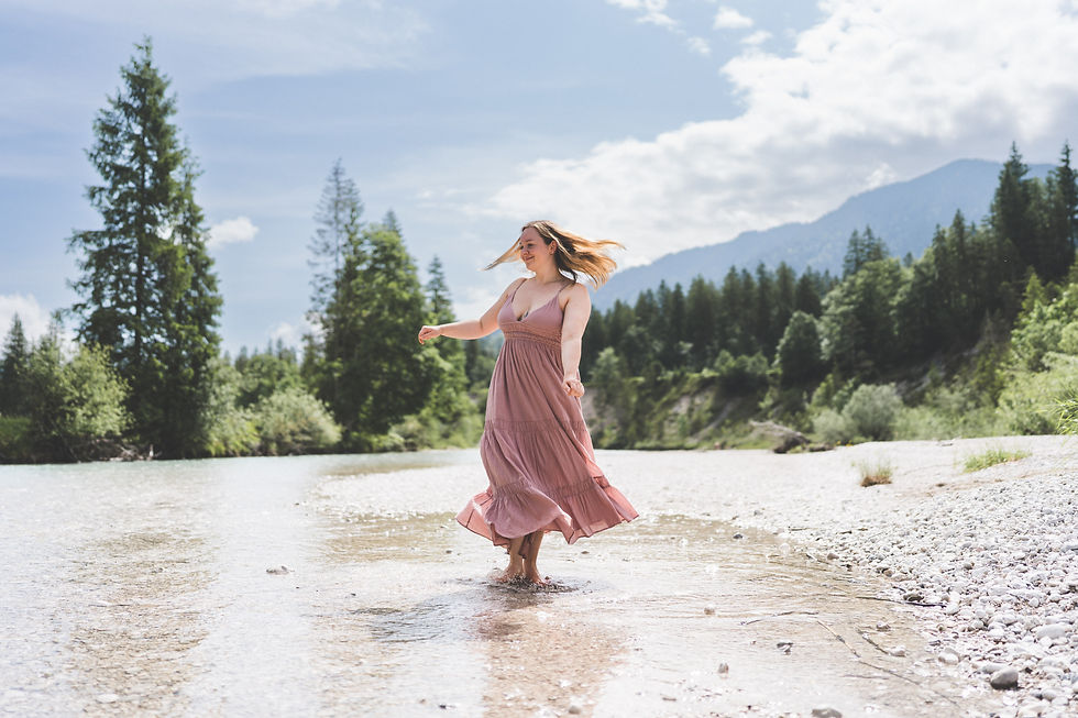 Frau hüpft durchs Wasser Fotoshooting
