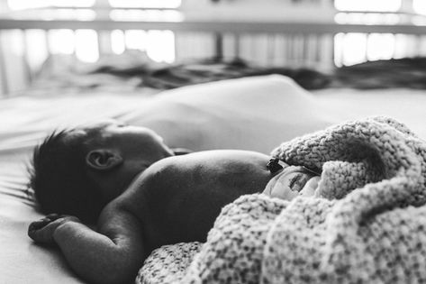 Baby mit Bauchnabel auf Bett