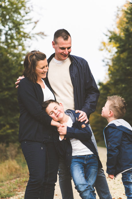 Kuscheln mit Mama beim Familienshooting Augsburg 
