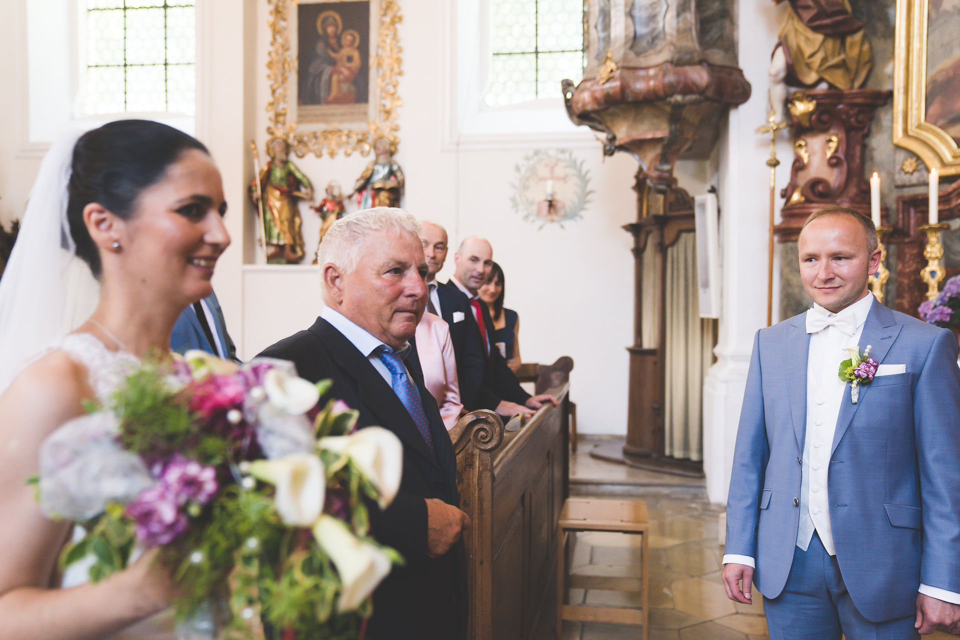Romantische Hochzeitsfotos in der Kirche Stetten ob Lontal und im Schwarzen Beck in Dettingen
