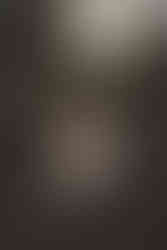 Frau in weiße Kleid im Wald