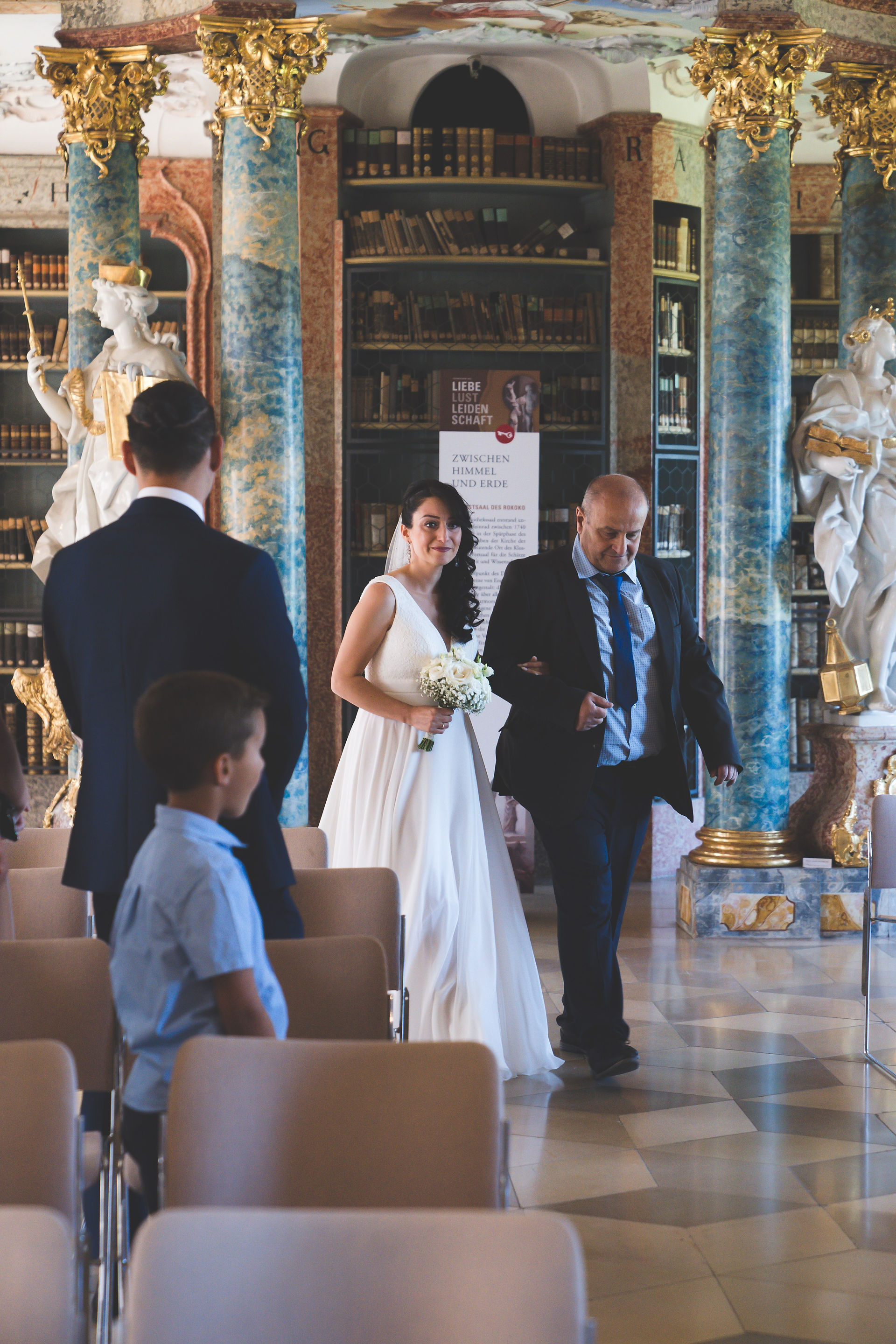 Emotionale Hochzeitsfotografie im Bibliotheksaal des Klosters Wiblingen – einzigartige Momente authe
