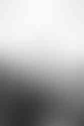 Mama steht mit Tochter im Feld beim Fotoshooting