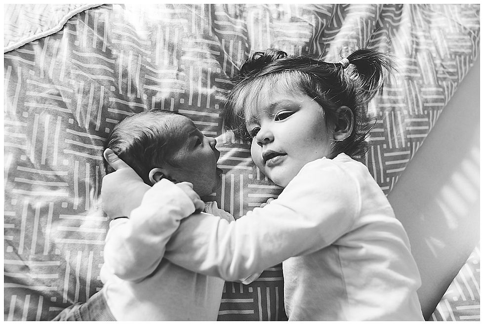 Geschwister im Bett kuscheln Babyfotografie Heidenheim