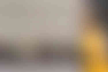 Schwangere Frau mit sanftem Lächeln und Händen auf dem Bauch im Bismarckviertel.