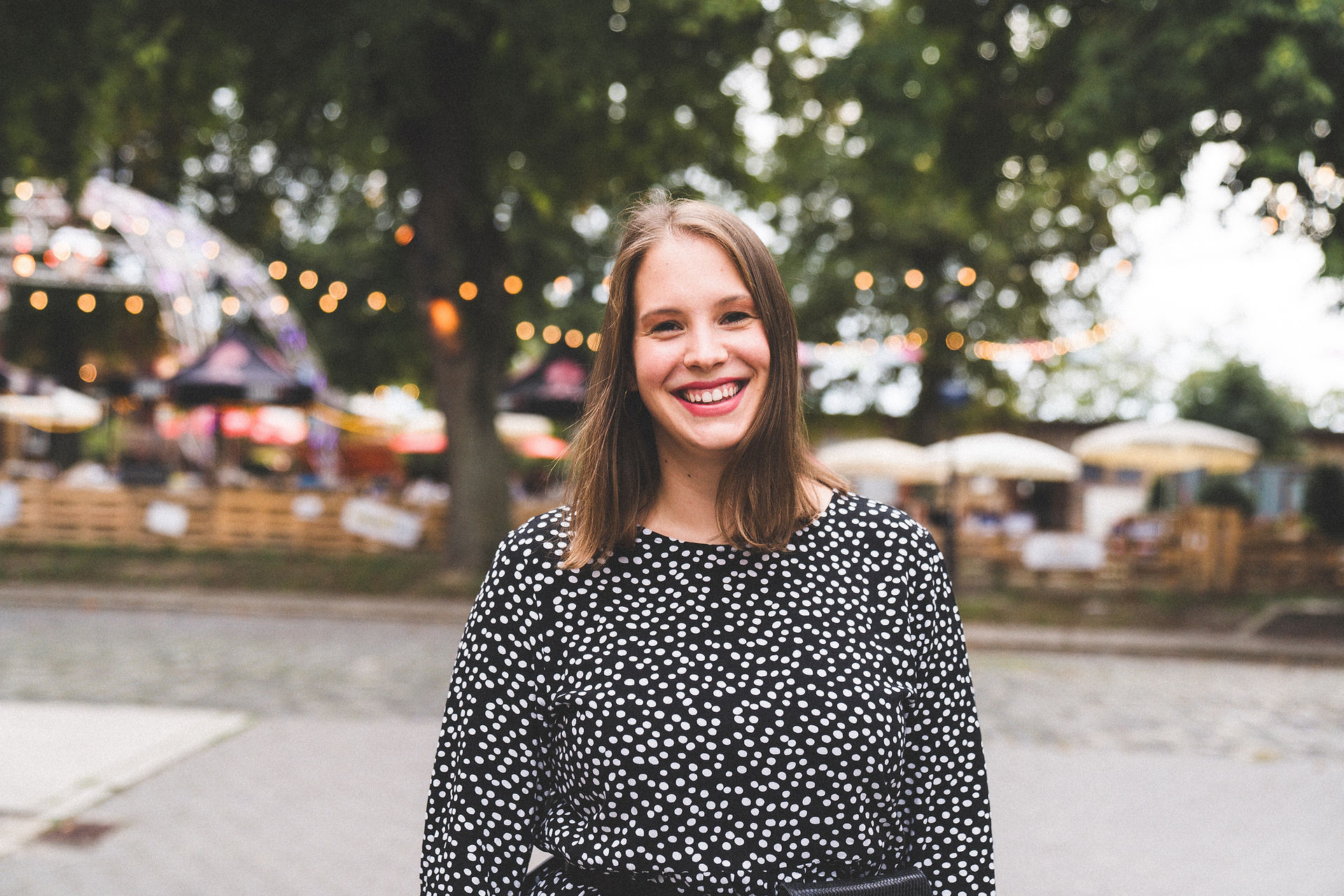 Close-up eines ausdrucksstarken Portraits mit industrieller Kulisse im Schlachthof Augsburg