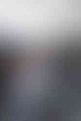 Zärtliche Umarmung zwischen Mutter und Tochter in Heidenheim