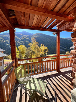 Vue dégagée sur les sommets du Queyras depuis le chalet à Molines-en-Queyras