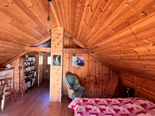 Chambre mansardée en bois, lit et étagère, gite du passant