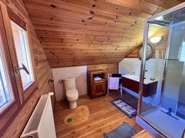 Salle de bains privative au deuxième étage du chalet
