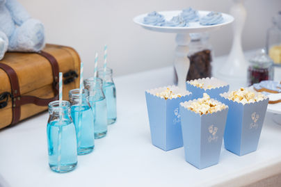 sweet table personnalisee avec pop corn realise avec la cricut- verre pour candy bar