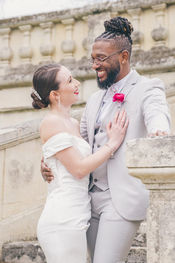maries mixte souriant sur les marche en pierre du chateau de serans