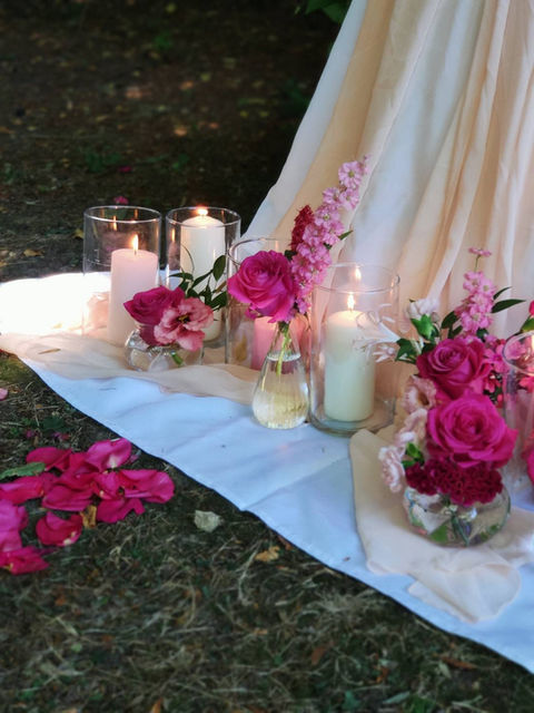 pied de table nappee et romantique photophore bougies lumineuses et soliflores fleuries roses