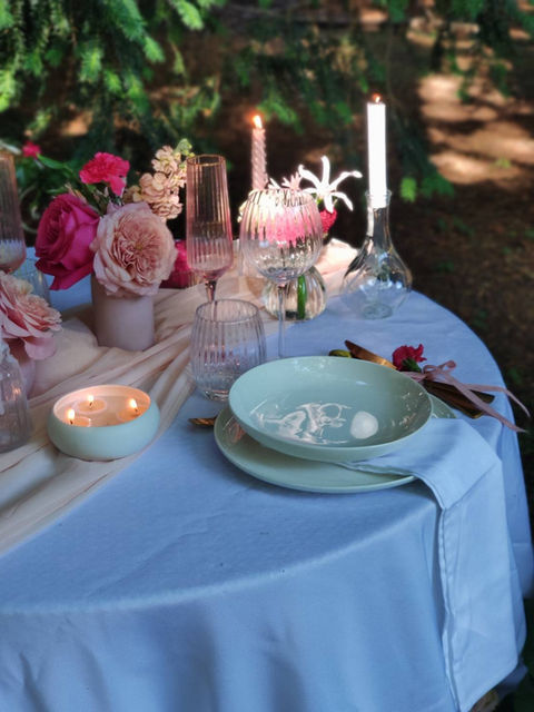 diner romantique dans les bois fleurs roses