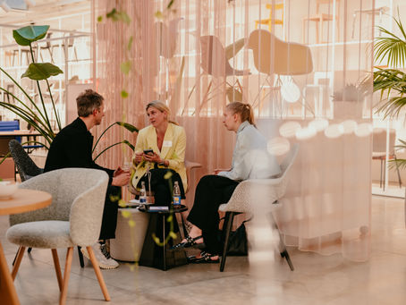 Expert in B2B sales en wholesale in de mode, Astrid Lefèvre, spreekt met modeondernemers en geeft hen input over hun groeistrategie