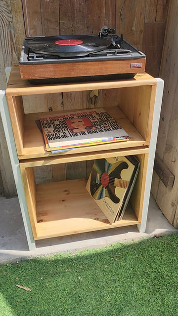 תמונה ממוזערת: סטנד פטיפון ותקליטים - אריק