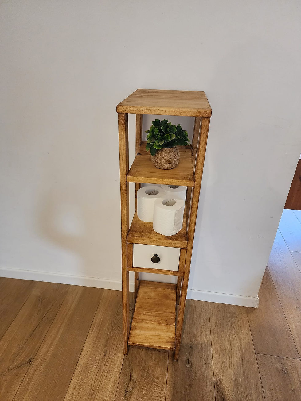 יחידת מדפים לחדר רחצה