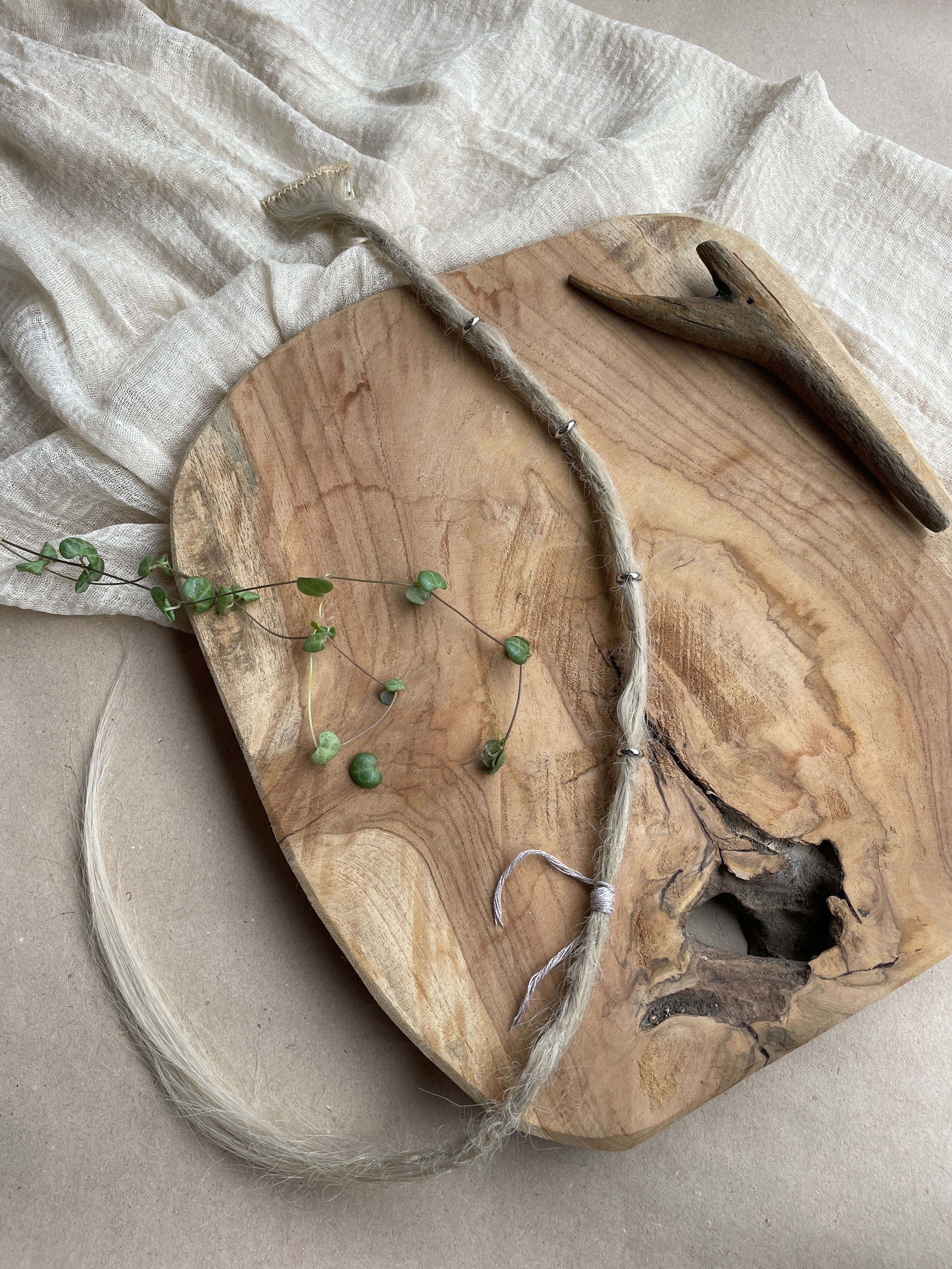 Dreadlock verziert Grau 63cm