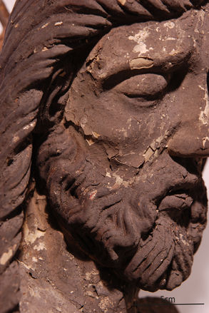 Starke Verschmutzungen und Fassungsschäden im Gesicht, Detailaufnahme Vorzustand