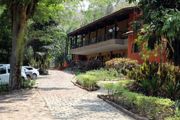 Bananeiras tratando esgoto? Hotel de MT vira modelo em preservação ambiental