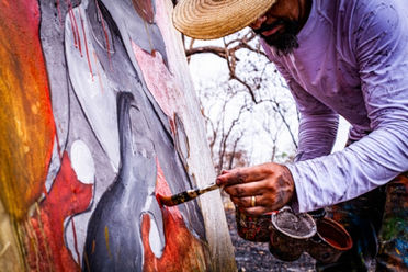 Artista plástico cuiabano leiloa obras criadas a partir das cinzas do Pantanal para arrecadar fundos