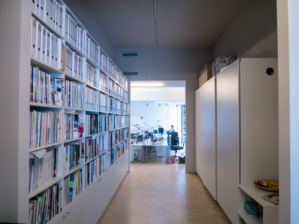 Floor from comevis with a Book wall