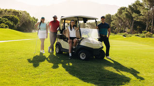 Groupe de golfeurs sur une voiturette