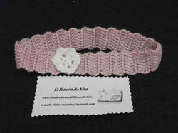 Turbante rosa palo y flor blanca