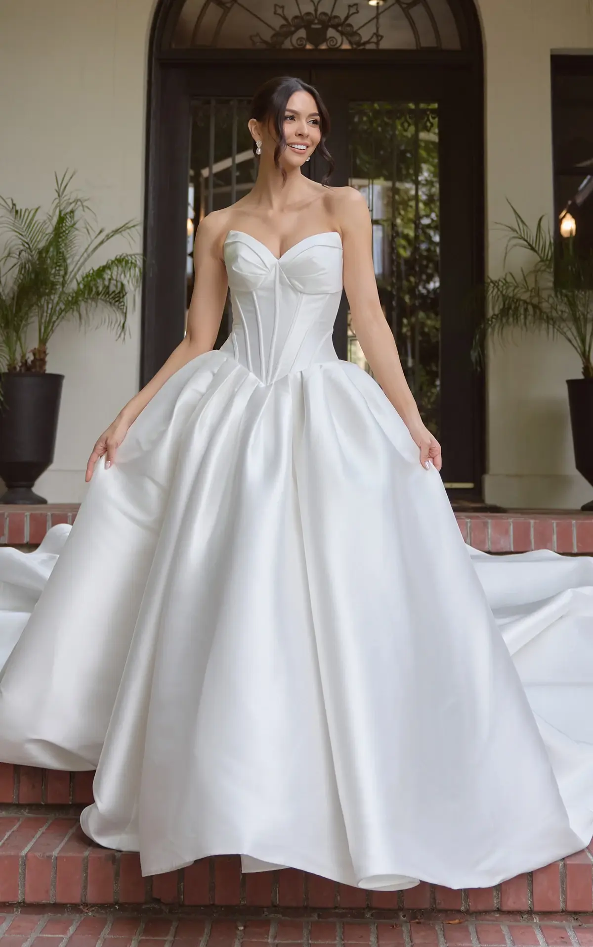 Essense of Australia - D4410, size 12 ($2200-$2400)