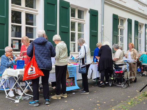 Senioren am Kaffee- und Kuchenstand vor dem Gerresheimer Rathaus.