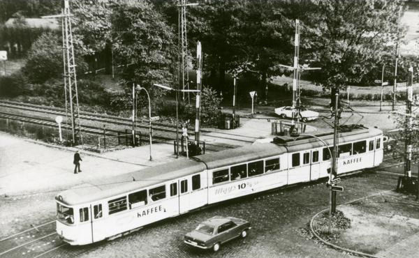 Eine Straßenbahn überquert einen Bahnübergang.
