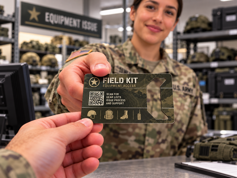 Militar mostrando una Holdercard de acceso a equipo de campo con código QR en una zona de entrega de material