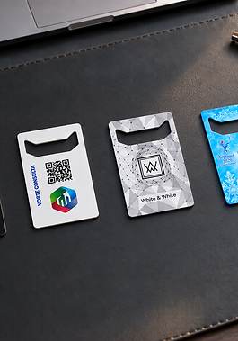 Asistente a una feria observando una Holdercard de marca útil como alternativa a folletos desechables y materiales promocionales de evento