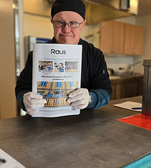 Yngve viser Raus -red.jpg