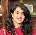 चिन्मयी को कथाओं के संसार में विचरण बहुत अच्छा लगता है. सात साल की अतिसक्रिय उम्र में उनका परिचय 'नाट्यछटा' से हुआ, जो कि नाटकीय एकल वाचन का एक रूप है। फिर न जाने कैसे, भारतीय फिल्म और टेलिविज़न संस्थान, पुणे द्वारा निर्मित एक लघु फ़िल्म में अवसर मिला, और वे नाटक और रेडियो कार्यक्रमों में काम करती रहीं। कुछ समय अभियांत्रिकी की तैयारी में मंच से परे रहीं, पर फिर अंतर-कौलेज नाट्य प्रतिस्पर्धा के माध्यम से लेखन और संगीत से जुड़ीं। वे सियैटल २०१९ में आईं, और २०२२ में पेंग्विन प्रोडक्शन्स के 'फ़ाइंडिँग ट्रेल्स' और प्रतिध्वनि के 'कमिंग होम' एकलवाचन के रास्ते पुनः थियेटर को पाया। एक ओर यह मंशा है कि वे हर अलौकिक शक्ति के डर को हरा उस से ऊपर उठ पाएँगी, और दूसरी ओर वे इस भयावह हास्य नाटक के मध्य आ पड़ी हैं।
Chinmayee loves getting lost in the world of stories. Being a very hyper 7 year old, she was introduced to an artform called "Natyachhata", which is best translated as a type of dramatic monologue. From being a clueless kid starring in a Film & Television Institute of India (FTII) short film, Chinmayee kept on pursuing drama and radio shows throughout her childhood. Engineering prep consumed her life for a short span, but she found her way back to theater through competitive inter-collegiate drama that introduced her to the world of writing & live music. Chinmayee moved to Seattle in late 2019 and rekindled her theatre journey in 2022 with Penguin Productions 'Finding Trails' and Pratidhwani's 'Coming Home' monologue series. With an agenda of overcoming her fears of all things supernatural, she now finds herself right in the middle of a hauntingly hilarious show.