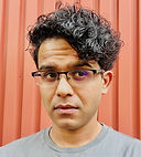 कौशिक दर्शकों और श्रोताओं के सम्मुख, मंच पर, सबसे अधिक आनंद पाते हैं। प्रतिध्वनि के साथ २०२२ में 'सैयां भये कोतवाल' के बाद पुनः मंच पर लौटने के लिए बहुत उत्साहित हैं. वे कृत्रिम प्रज्ञा के अभियंता के रूप में कार्यरत हैं, किंतु नाटक व संगीत के प्रति उनका बराबर का अनुराग है। प्रतिध्वनि के अतिरिक्त, कॉलेज और कंपनियों के कार्यक्रमों भी भाग ले चुके हैं. खाली समय में कौशिक शारीरिक व्यायाम, संगीत साधना, विज्ञान सम्बन्धी पॉडकास्ट संचालन, और श्रव्य पुस्तकें सुनना पसंद करते हैं.
Kaushik is happiest when performing on stage in front of a live audience. He's excited to be back on stage with Pratidhwani after his debut in 2022 with the Hindi play, Sayiyan Bhai Kotwal. During the day, Kaushik works as an AI Engineer, but is equally passionate about theater and music. He's been performing in college, corporate events, and with Pratidhwani since 2022. In his spare time, he dedicates himself to various interests, including fitness training, indulging in solo jam sessions, hosting engaging science outreach podcasts, and immersing himself in the world of audiobooks.