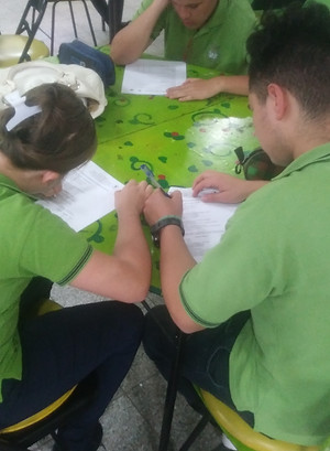 Fografía de estudiantes en la biblioteca