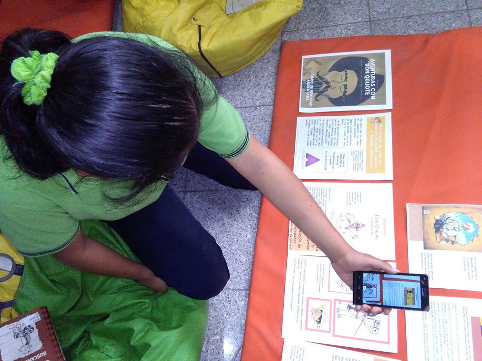 Estudiante usando realidad aumentada